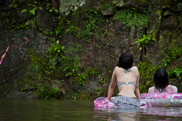 soku_20431.jpg :: 人物 女性 若い女性 女子高生 風景 自然 川 渓谷 水着 