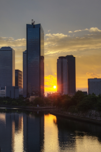 soku_20508.jpg :: 建築 建造物 高層ビル 風景 自然 空 朝日 朝焼け 日の出 