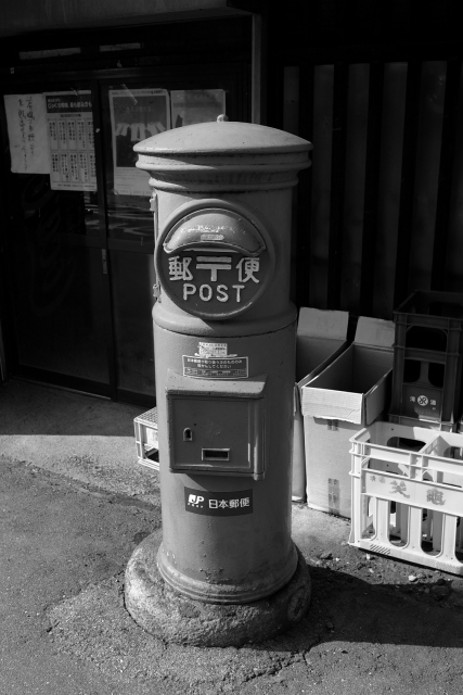 soku_20733.jpg :: イケメン 風景 街並み 店舗 郵便ポスト 日本郵政 
