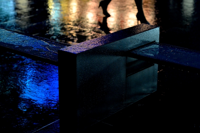 soku_20896.jpg :: 夜景 スナップ 人物 水 噴水 水分 