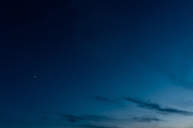soku_21086.jpg :: 飛行機 空 雲 夕暮れ 月 飛行機雲 