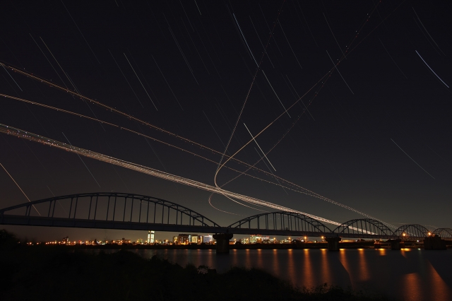 soku_21091.jpg :: 風景 自然 空 飛行機 航跡 夜景 