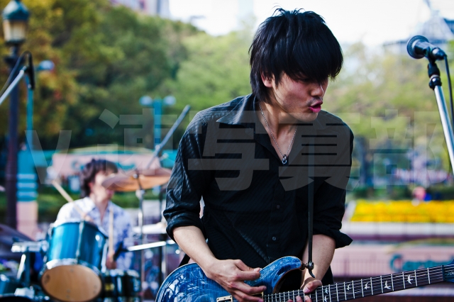 soku_21633.jpg :: バンド ギター 人物 男性 若い男性 