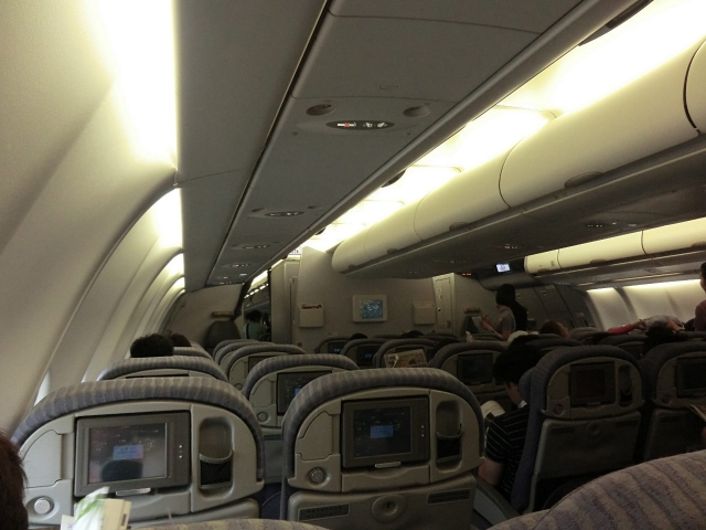soku_21898.jpg :: 乗り物 交通 航空機 飛行機 旅客機 機内 エコノミークラス 