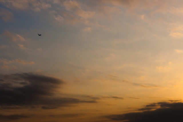 soku_21963.jpg :: 夕方 夕暮れ 空 雲 飛行機 夕焼け 風景 