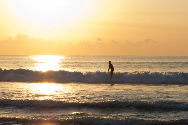 soku_22442.jpg :: 風景 自然 空 朝日 朝焼け 日の出 海 サーフィン あさひを背中に 海水分 
