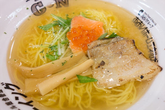 soku_25566.jpg :: 食べ物 麺類 ラーメン 親子ラーメン 鮭 イクラ 