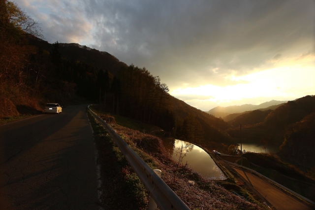 soku_26567.jpg :: 風景 自然 空 夕日 夕焼け 日没 ドライブ 車 