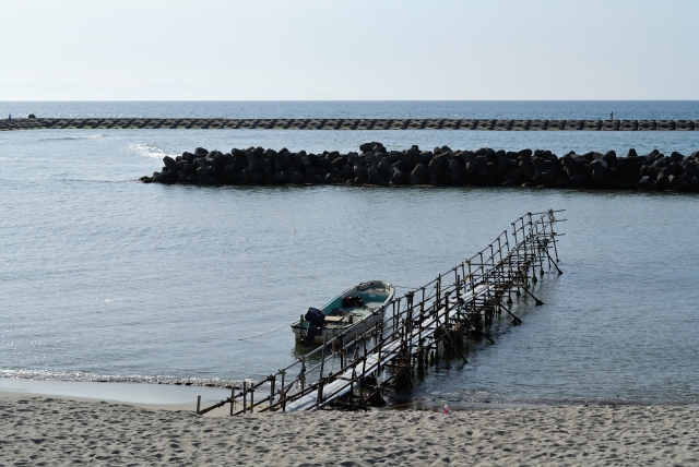 soku_27057.jpg :: 風景 自然 海 砂浜 桟橋 漁船 