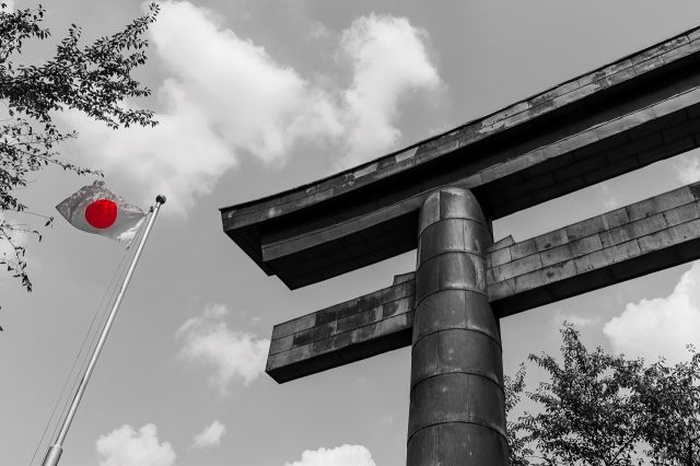 soku_28336.jpg :: 建築 建造物 神社 鳥居 日章旗 日の丸 国旗 ワンポイントカラー 