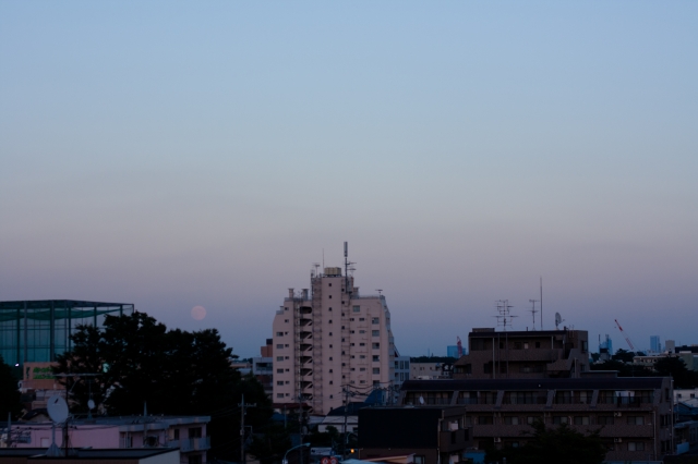 soku_28571.jpg :: 風景 街並み 都市の風景 自然 天体 月 中秋の名月 