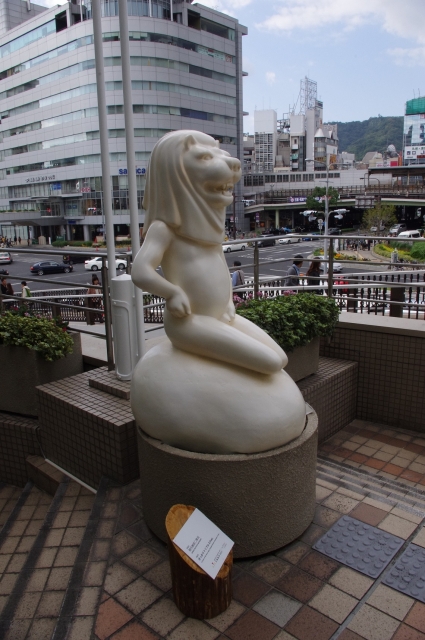soku_29050.jpg :: 芸術 アート 彫刻 彫像 マーライオン 現代美術 二等兵 
