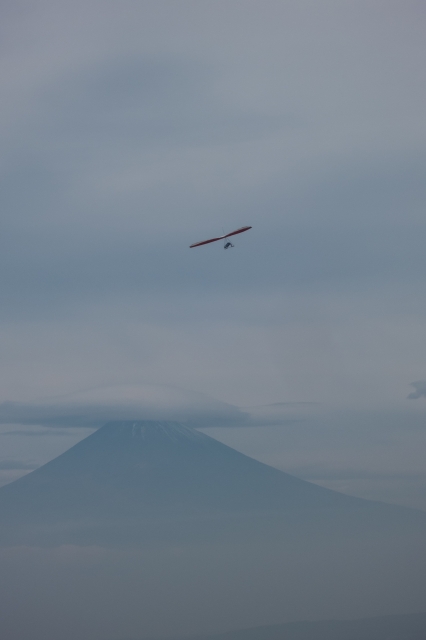soku_29105.jpg :: 富士山 帽子雲 に向かって飛ぶ ハンググライダー 