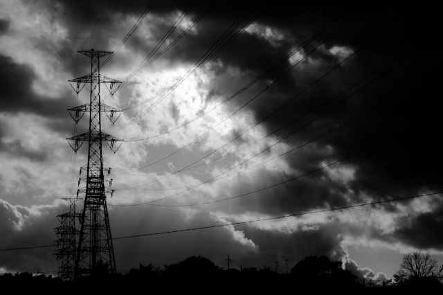 soku_29447.jpg :: 送電線 鉄塔 風景 自然 空 暗雲 モノクロ 