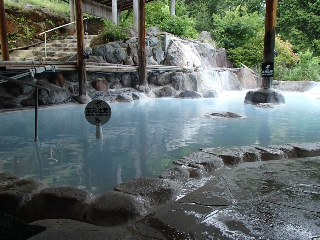 soku_30832.jpg :: 湯布院『庄屋の館』メタケイ酸(コバルトブルー)を含んだ源泉かけ流し天然温泉 
