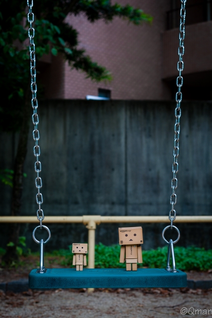 soku_30966.jpg :: アート 工芸品 クラフト 人形 フィギュア ダンボー 風景 公園 ブランコ 遊具 