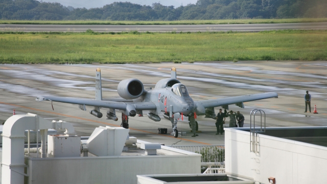 soku_31453.jpg :: 乗り物 交通 航空機 飛行機 軍用機 A.10 OKJ 岡山空港 
