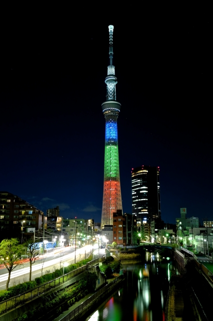 soku_32014.jpg :: 建築 建造物 塔 タワー 東京スカイツリー 都市の風景 夜景 ライトアップ RGB ノーベル賞 