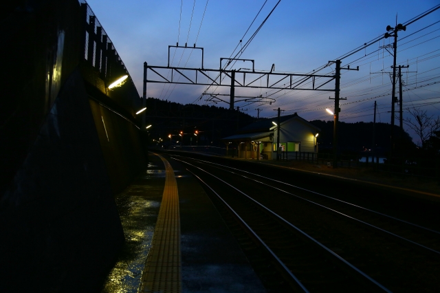 soku_32179.jpg :: 北陸本線 有間川駅 建築 建造物 線路 夜景 