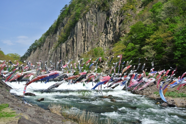 soku_32362.jpg :: 宮城県 鯉のぼり 風景 自然 川 渓谷 