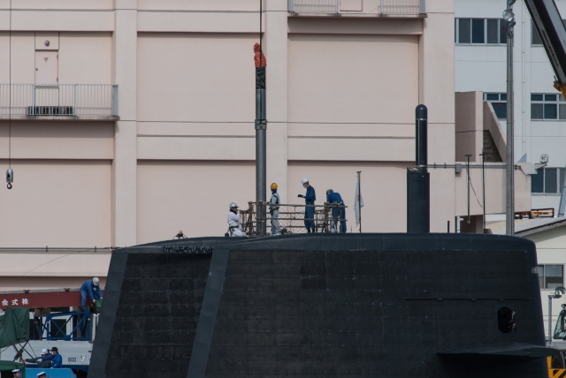 soku_32462.jpg :: 潜水艦 SS おやしお型 OYASHIO Class 横須賀基地 米軍岸壁 潜望鏡メンテンナンス 