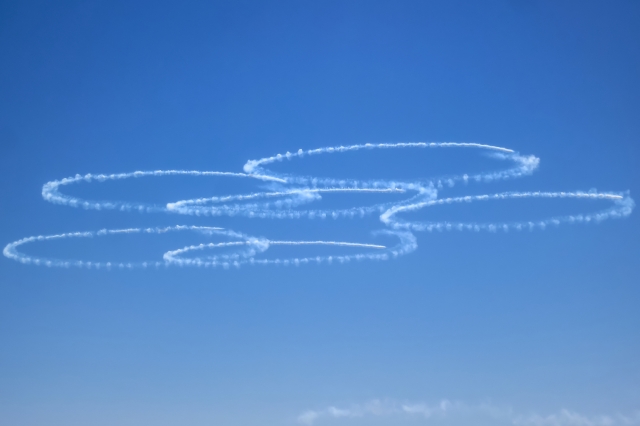soku_33174.jpg :: 風景 自然 空 青空 ブルーインパルス T.4 平成27年度 自衛隊観艦式 予行1 