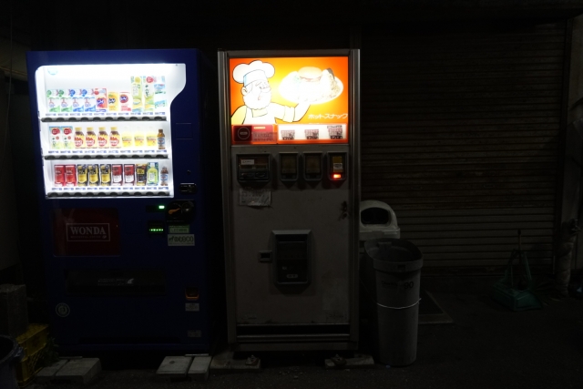 soku_33216.jpg :: 風景 街並み 郊外の風景 夜景 自動販売機 
