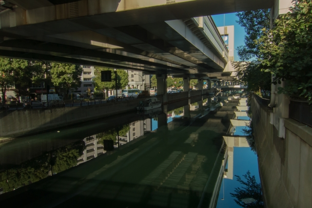 soku_33261.jpg :: 風景 街並み 都市の風景 首都高速 高架下 河川 水面 水鏡 