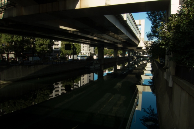 soku_33262.jpg :: 風景 街並み 都市の風景 首都高速 高架下 河川 水面 水鏡 