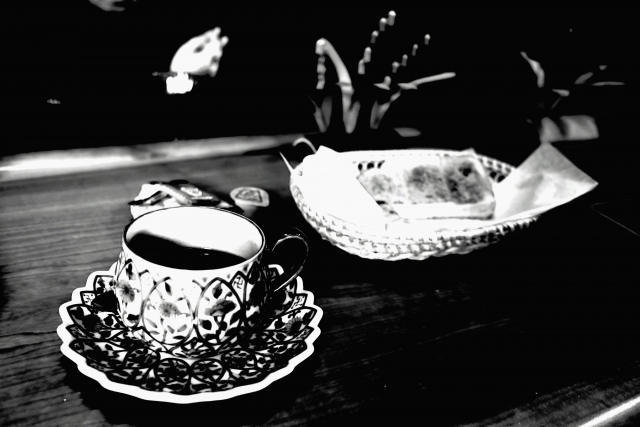 soku_33394.jpg :: 店舗 飲食 カフェ ケーキ コーヒー モノクロ 