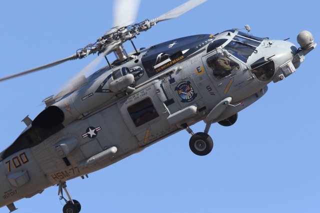 soku_33750.jpg :: 厚木 アメリカ海軍 乗り物 交通 航空機 飛行機 軍用機 ヘリコプター HSM.77 SABERHAWKS 