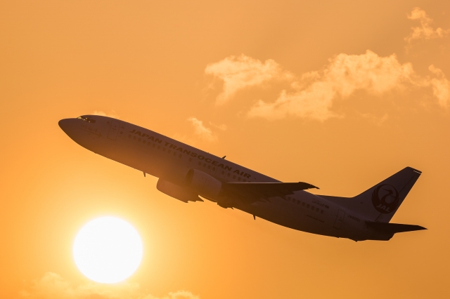 soku_33760.jpg :: FUK 乗り物 交通 航空機 飛行機 旅客機 風景 自然 空 夕日 夕焼け 日没 