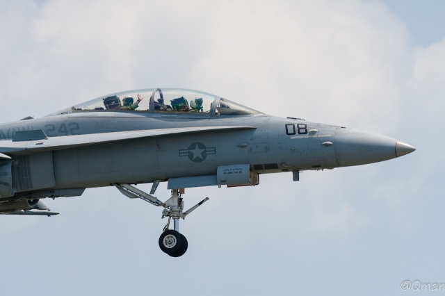 soku_33949.jpg :: IWAKUNI FSD F/A.18C FA.18 Hornet 乗り物 交通 航空機 飛行機 軍用機 岩国基地 お手振り 