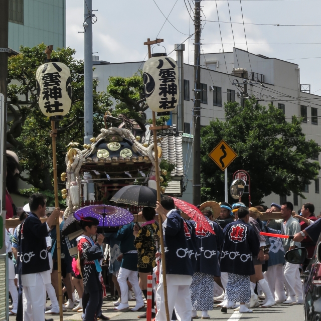 soku_34247.jpg :: 風景 街並み 祭りの風景 祭り 八雲神社 三浦半島 スクエアフォーマット 