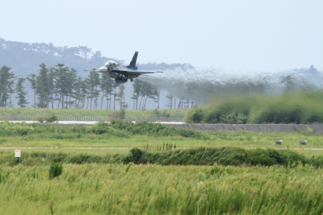soku_34330.jpg :: 松島基地復興感謝イベント 支援戦闘機 F.2B 乗り物 交通 航空機 飛行機 軍用機 ローパス 