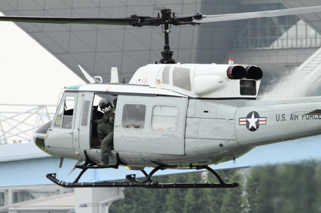 soku_34349.jpg :: 米軍 UH.1 統合防災訓練 乗り物 交通 航空機 ヘリコプター 軍用機 
