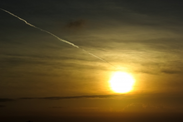 soku_34439.jpg :: 風景 自然 空 飛行機雲 夕日 夕焼け 日没 