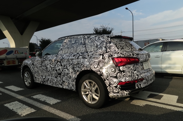 soku_34453.jpg :: 風景 郊外 車 アウディ ドライブ Audi Q5 スパイショット 全形 サイドバック 