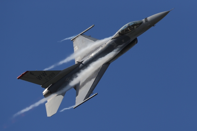 soku_34600.jpg :: 乗り物 交通 航空機 飛行機 軍用機 戦闘機 F.16CM ベイパー 