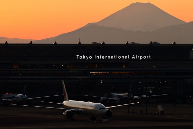 soku_34805.jpg :: B777/HND 乗り物 交通 航空機 飛行機 旅客機 風景 自然 山 富士山 