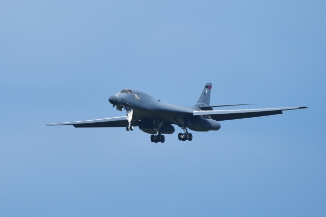 soku_35217.jpg :: 三沢基地航空祭 前日 フライイン 爆撃機 USAF B.1B 乗り物 交通 航空機 飛行機 軍用機 