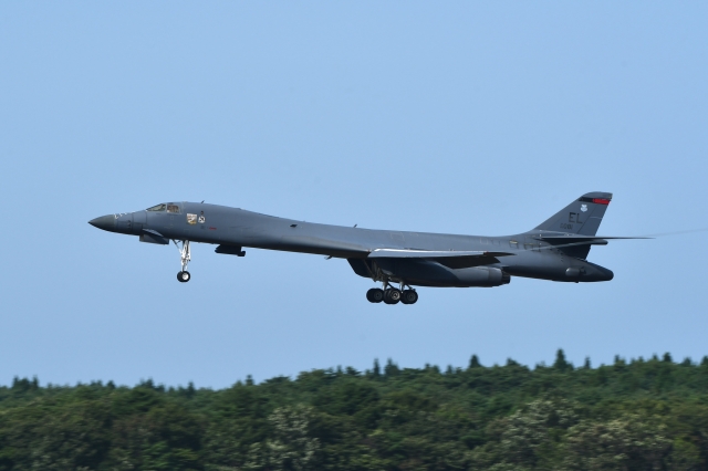 soku_35218.jpg :: 三沢基地航空祭前日フライイン 爆撃機 USAF B.1B 乗り物 交通 航空機 飛行機 軍用機 