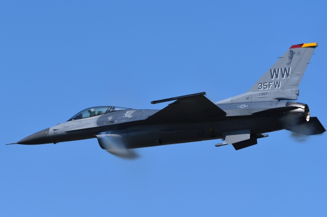 soku_35221.jpg :: 三沢基地航空祭 戦闘機 F.16 乗り物 交通 航空機 飛行機 軍用機 