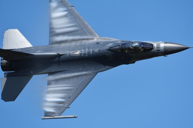 soku_35222.jpg :: 三沢基地航空祭 戦闘機 F.16 乗り物 交通 航空機 飛行機 軍用機 ベイパー 