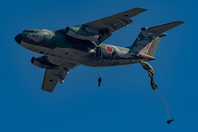soku_35288.jpg :: 乗り物 交通 航空機 飛行機 軍用機 入間航空祭 輸送機 C.1 空挺降下 