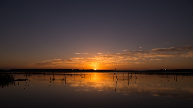 soku_36213.jpg :: 風景 自然 空 朝日 朝焼け 日の出 水面 水鏡 
