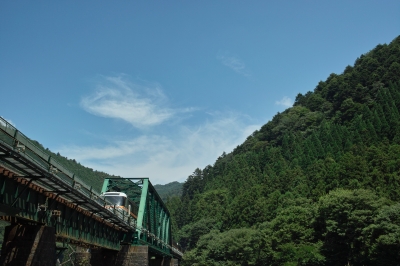 soku_02156.jpg :: 乗り物 電車 列車 建築 建造物 橋 鉄橋 自然 風景 山 DP2 