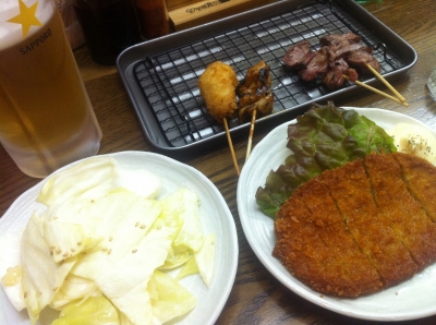 soku_02449.jpg :: 物 モノ 食べ物 カツ 串焼き 野菜 キャベツ 
