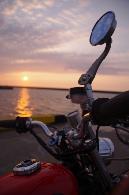 soku_02797.jpg :: 乗り物 オートバイ バイク 自然 風景 夕日 夕焼け 日没 