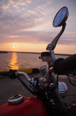 soku_02805.jpg :: レタッチっていうかオモチャ 乗り物 オートバイ バイク 自然 風景 夕日 夕焼け 日没 